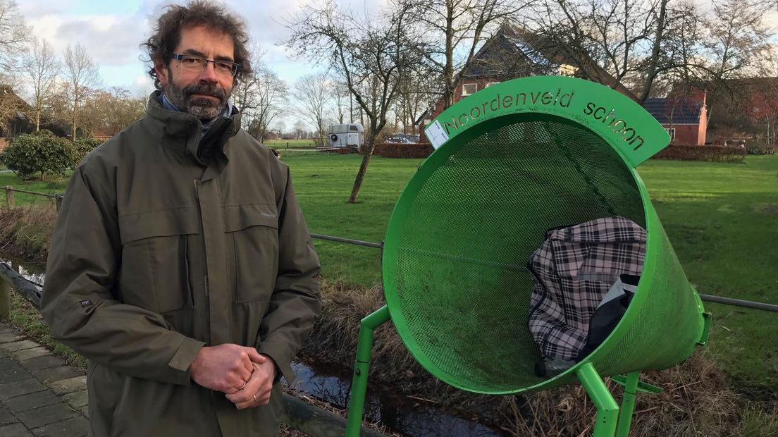 Wim van Boekel denkt dat meer meer vuilnisbakken langs de weg het afvalprobleem misschien oplossen (Rechten: RTV Drenthe/Erwin Kikkers)