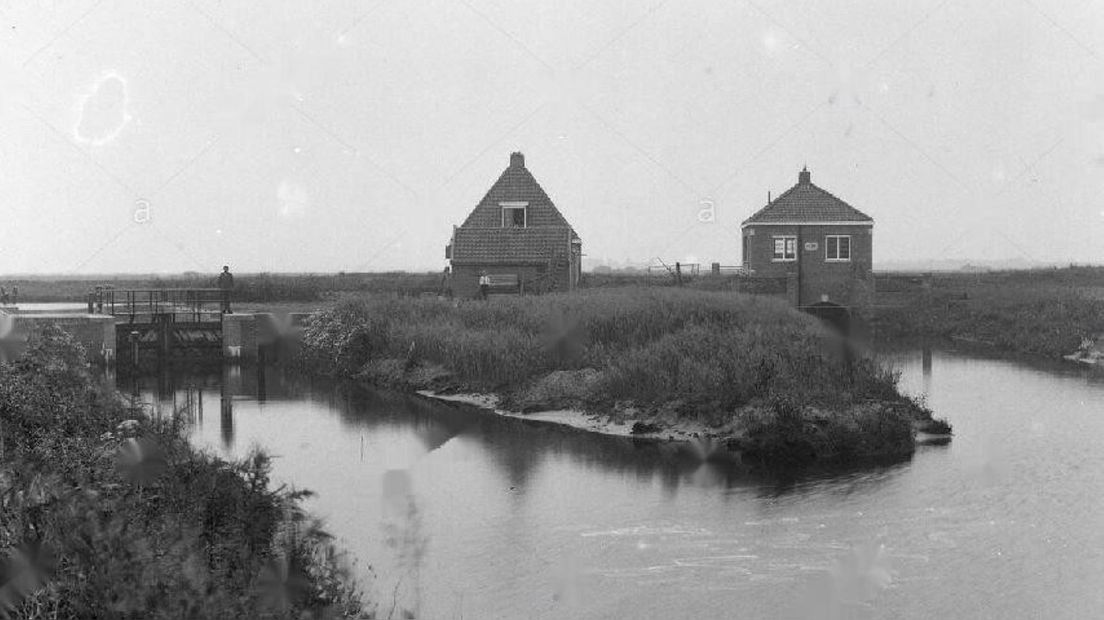 De sluis met de woning en het gemaal rond 1930