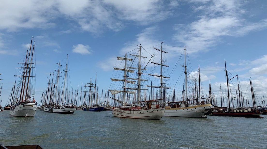 Hollandsche Zeilvloot voor Pampus tijdens protest in juni