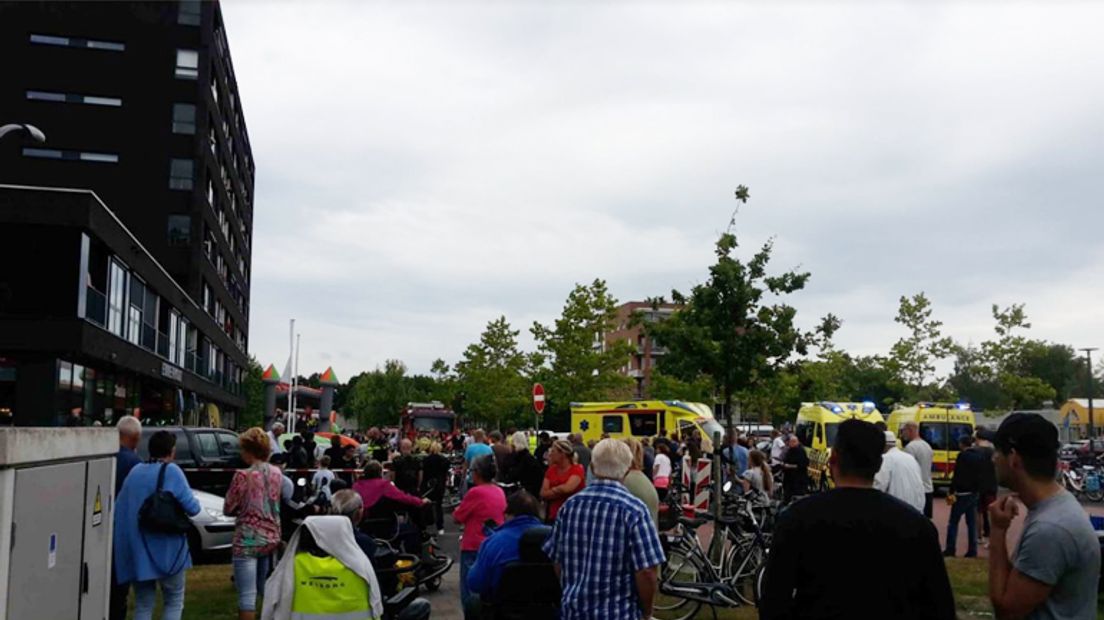 Het winkelcentrum in Emmerhout, waar het ongeluk gebeurde. De hulpdiensten waren massaal ter plaatse (Rechten: Mario Lippold)
