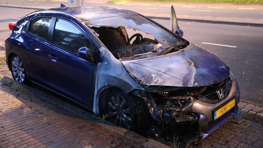 Auto in brand in Den Haag Omroep West