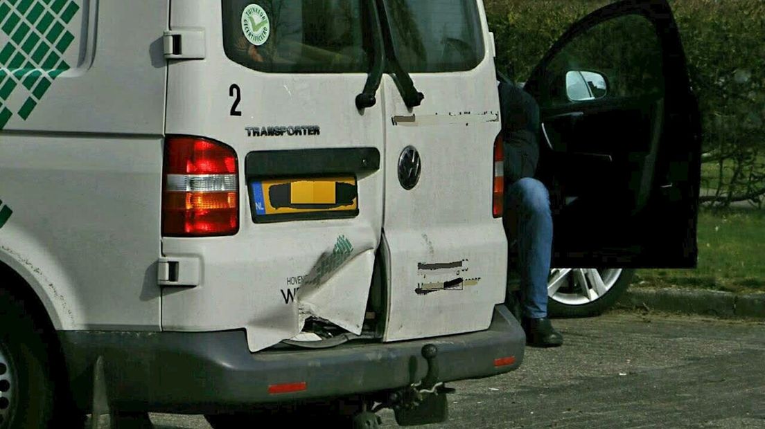 Bestelwagen van achteren aangereden