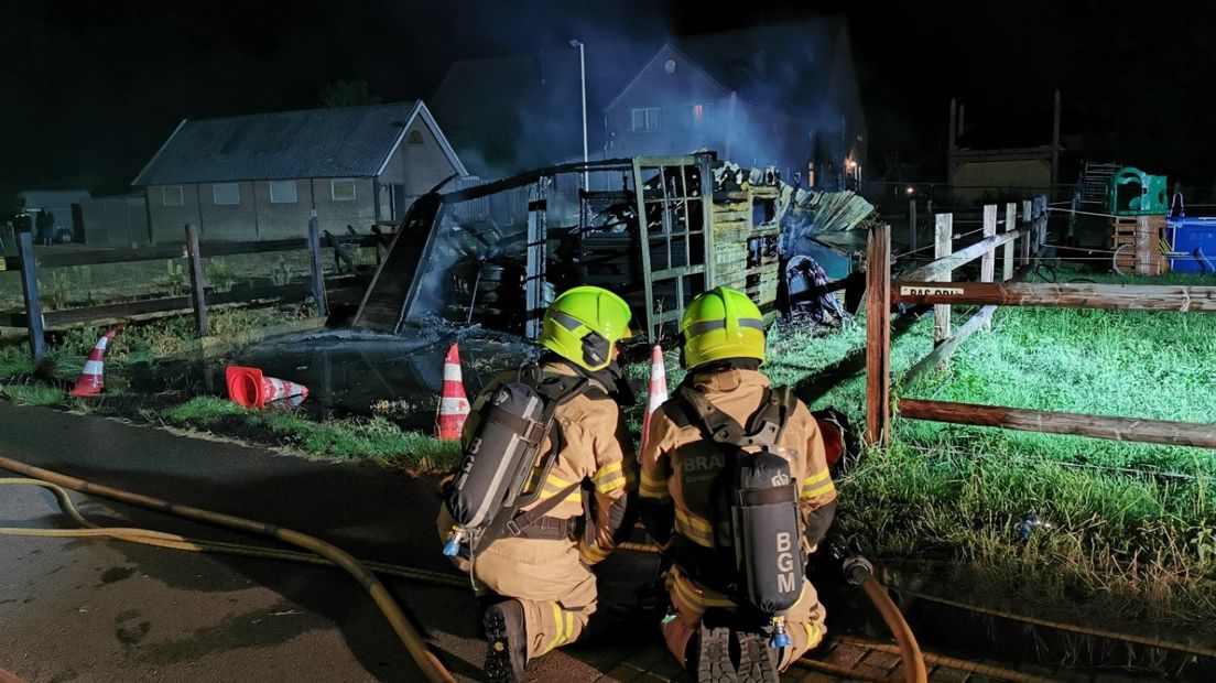 Een schuur aan de Dijkhoevestraat in Spijk is in de nacht van zondag op maandag uitgebrand. Een auto in die schuur moet als verloren worden beschouwd. Volgens een fotocorrespondent is het in het dorp de tweede brand in drie dagen tijd. Een verband tussen beide branden is er volgens de politie niet.