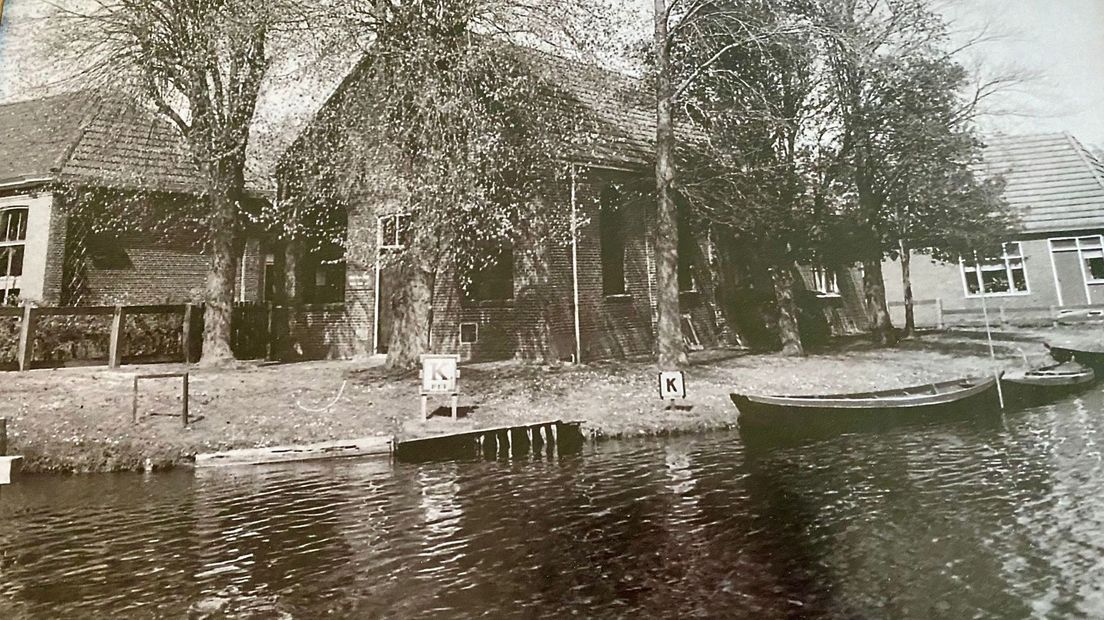 Deze foto is van omstreeks 1981. Het huis achter het kerkje werd toen gekocht door Martha en Pieter Jongschaap