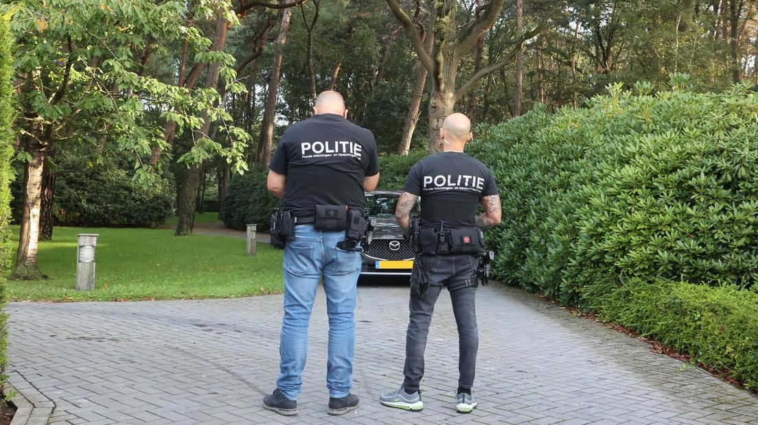 De politie tijdens de inval bij Jumbo-topman Frits van Eerd