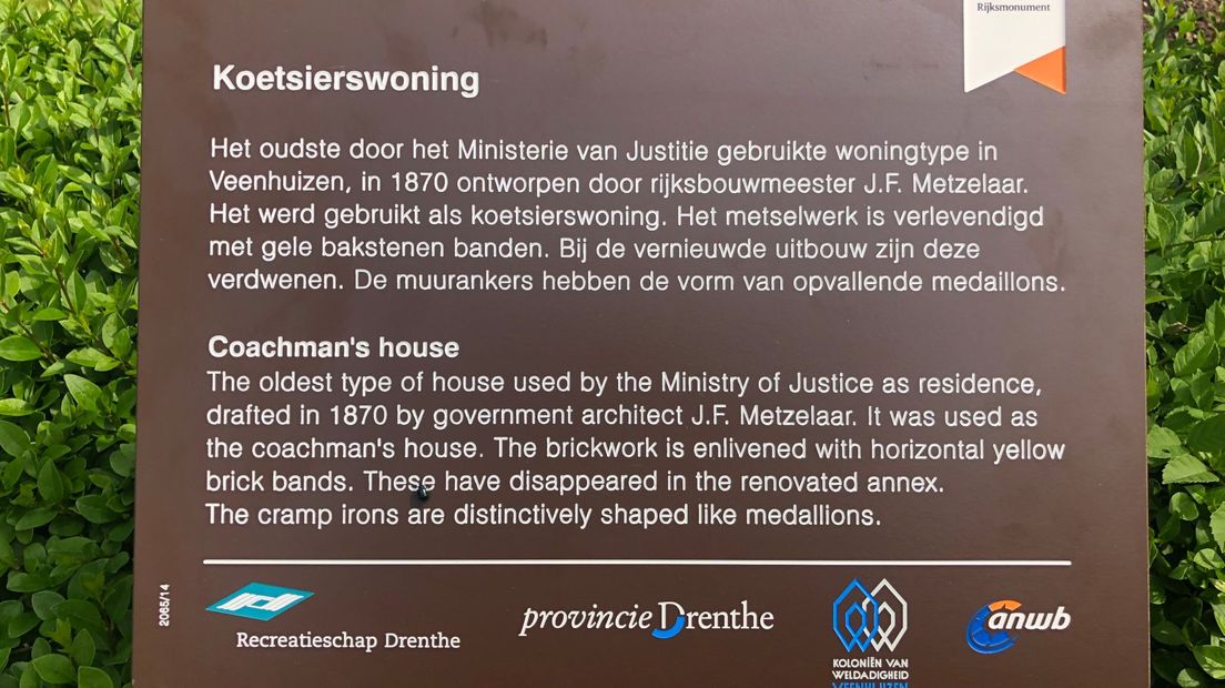 Het nieuwe monumentenbord bij de Koetsierswoning in Veenhuizen.