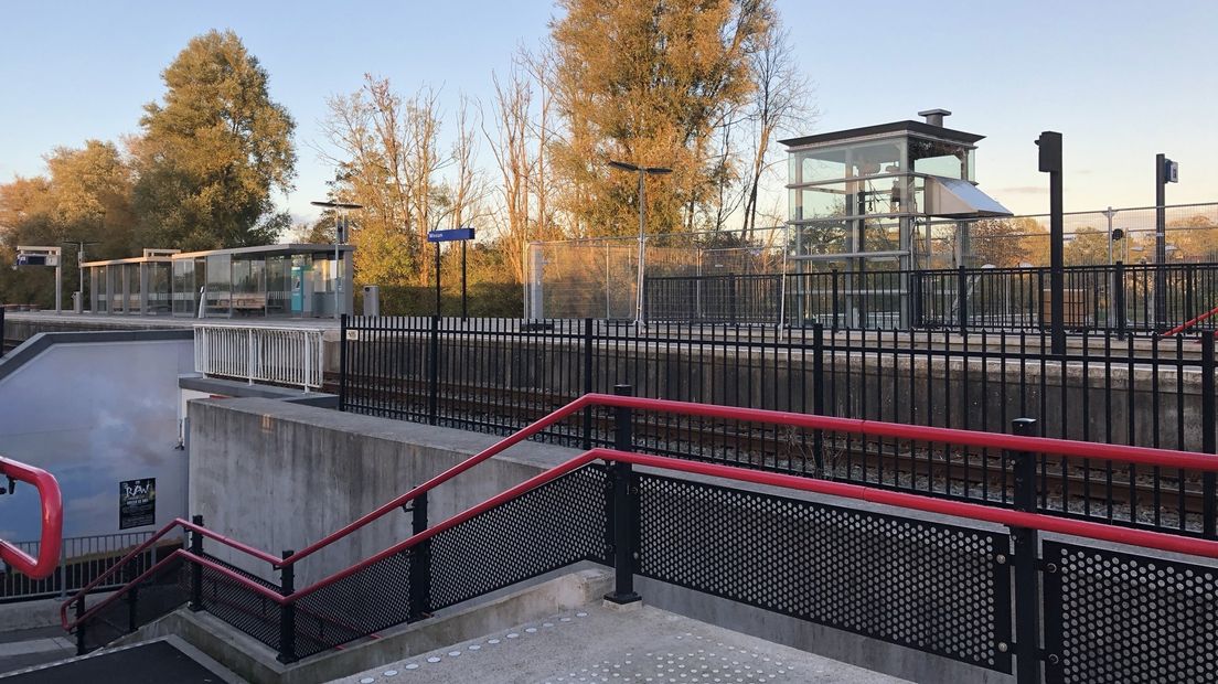 Het treinstation van Winsum met op de achtergrond de lift