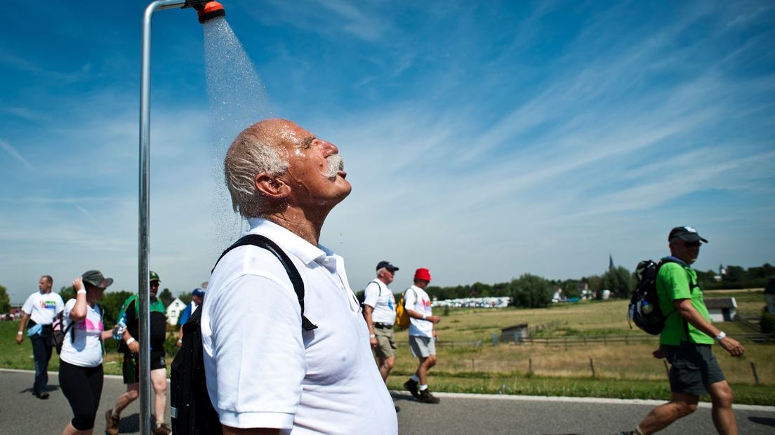 Een vierdaagseloper neemt een verkwikkende douche.