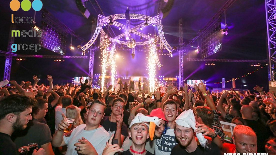 Samen Zingen Samen Lachen Samen Drinken Tijdens Mega Piraten Festijn 