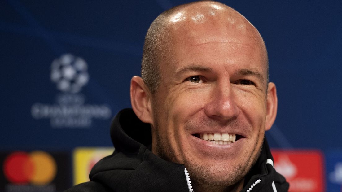Arjen Robben tijdens de persconferentie in München