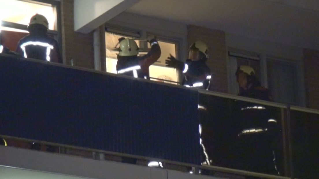 Brandweer slaat ruit in om gewonde vrouw te redden