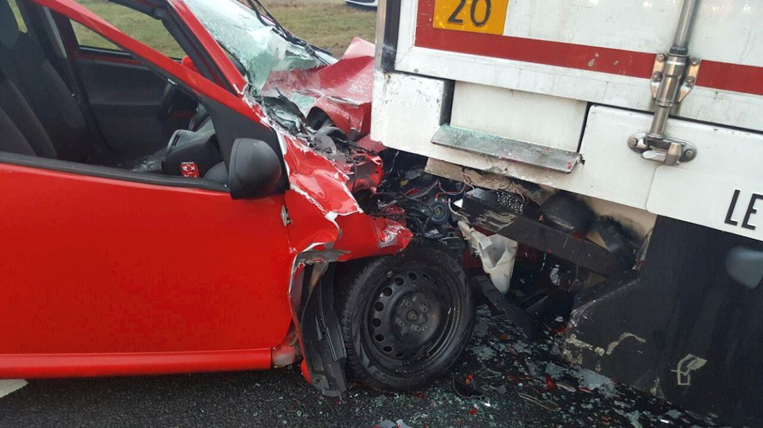 Auto botst op vrachtwagen op A1