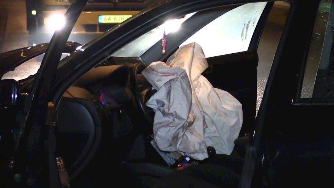 Auto botst tegen muur in Enschede