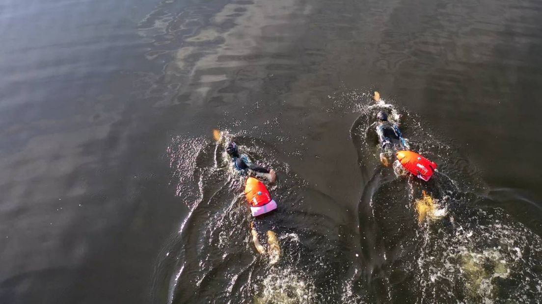 Jessica Baars en Mirjam Sluman doen met de Spetters mee aan de Groningen Swim Challenge