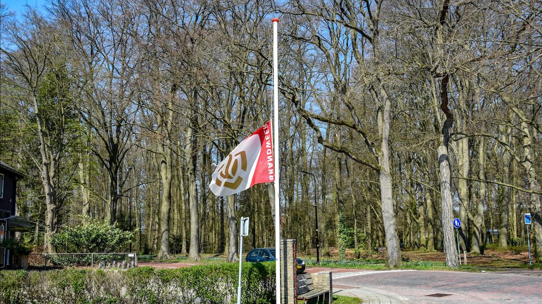 Vlag halfstok in Diepenveen