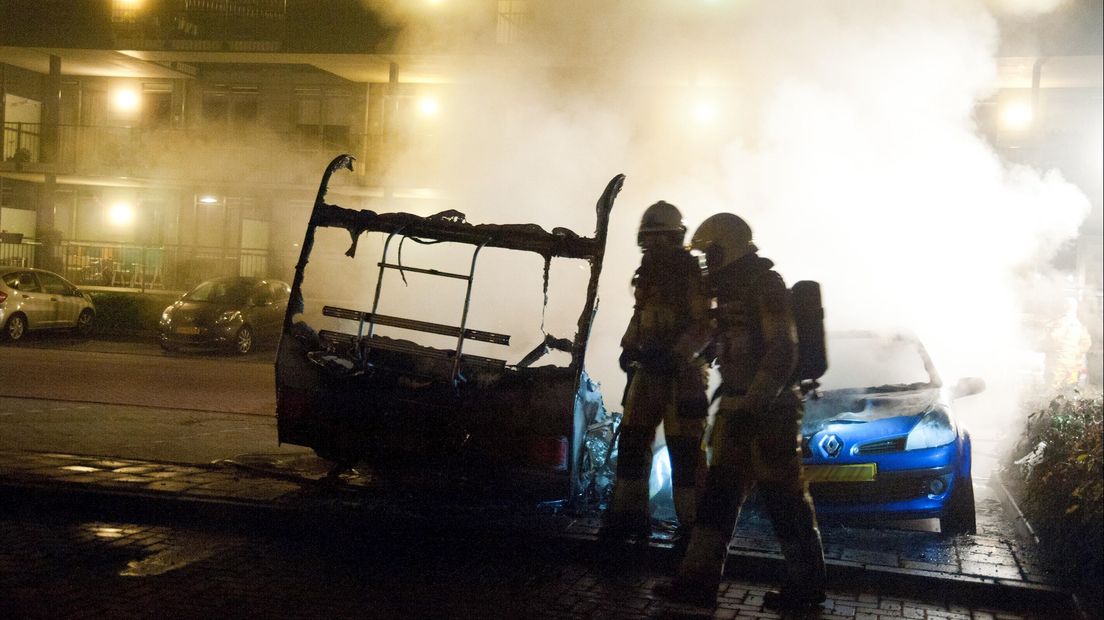 Caravan en auto branden uit in Deventer