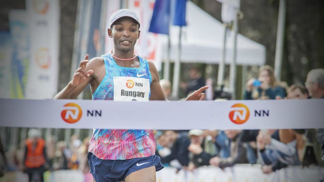 James Rungaru komt als eerste door de finish bij de NN CPC Loop 2018