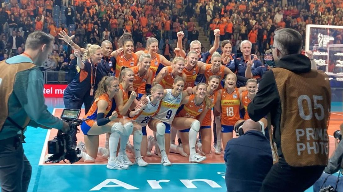 Oranje straalt na de simpele overwinning op Kenia. In het wit libero Myrthe Schoot uit Winterswijk