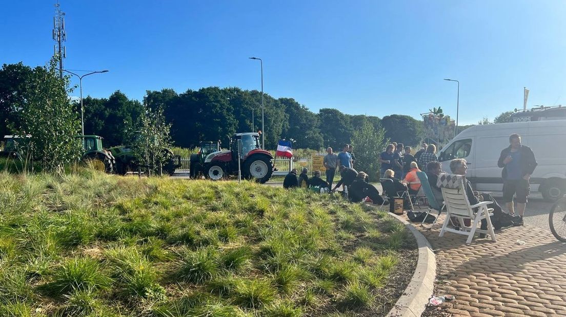 Boeren protesteerden vanochtend op de rotonde in Beilen bij het Jumbo-distributiecentrum