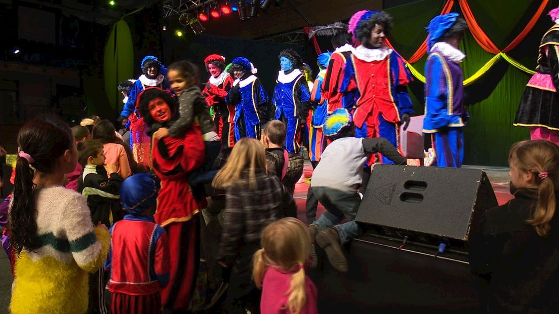 Sinterklaasfeest voor kinderen minima in Zwolle druk bezocht RTV Oost Sinterklaasfeest voor kinderen minima in Zwolle druk bezocht RTV Oost
