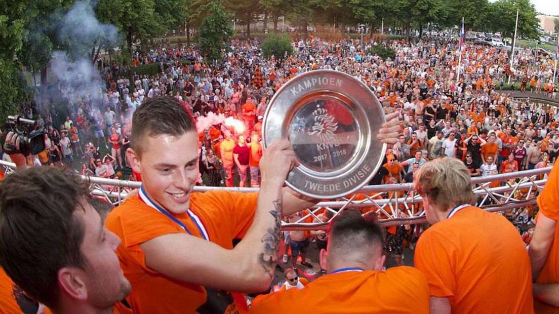 De spelers van Katwijk tonen de schaal aan het publiek tijdens de huldiging in 2018