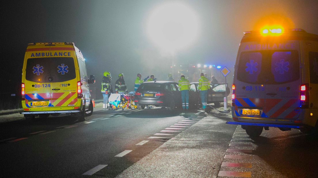 Na een frontale botsing op de Van Heemstraweg in Wamel rukten politie, brandweer en ambulance zaterdagnacht uit. Er zouden gewonden zijn gevallen bij het ongeval.