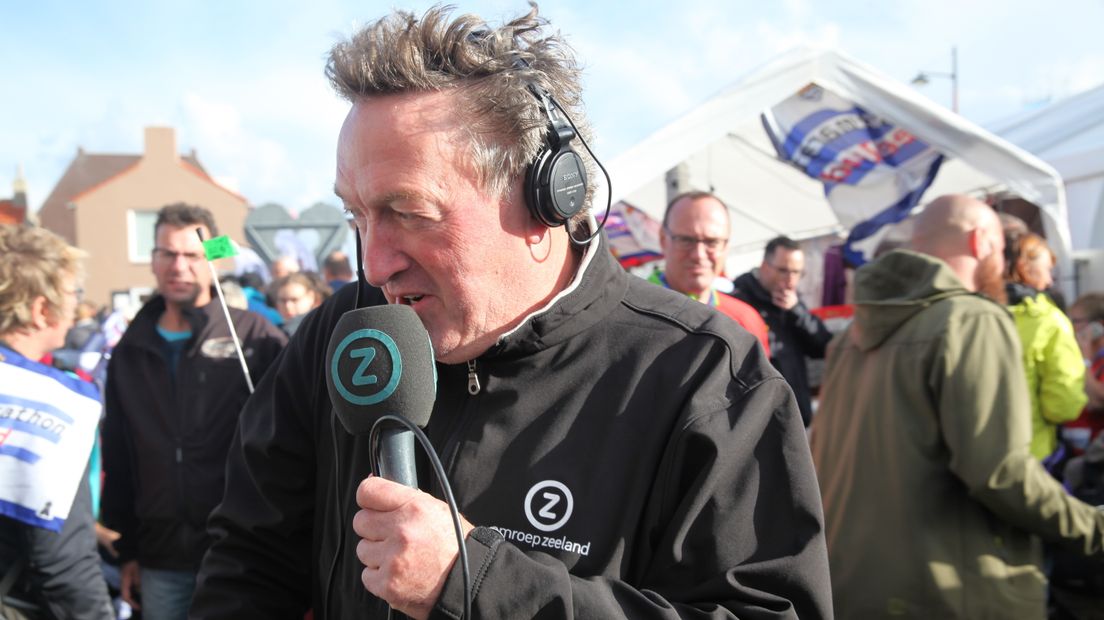 Radioverslaggevers doen verslag vanaf het parcours en bij de finish.