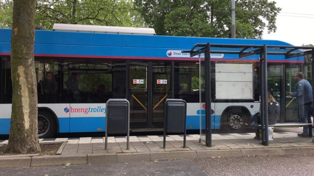 Geen cash meer, maar pinnen in de bus - Omroep Gelderland