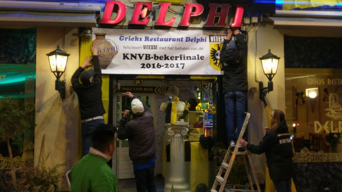 En weer is Arnhem een geel-zwart gebouw rijker. Deze keer werden er stoffen in Vitesse-kleuren over Grieks restaurant Delphi gedrapeerd. Allemaal als steun in de rug voor de bekerfinale van Vitesse zondag in De Kuip tegen AZ.