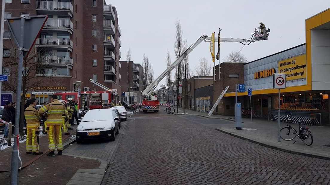 Brandweer zet hoogwerker in voor controle