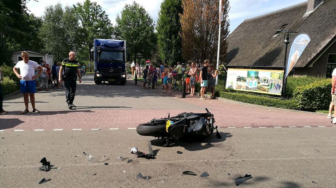 Motorrijder raakt gewond bij botsing met auto in Rheezerveen - RTV Oost