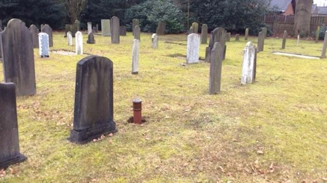 Geurpalen tussen grafzerken begraafplaats