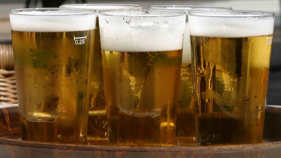 Glazen bier. De mishandeling gebeurde in een volle kroeg