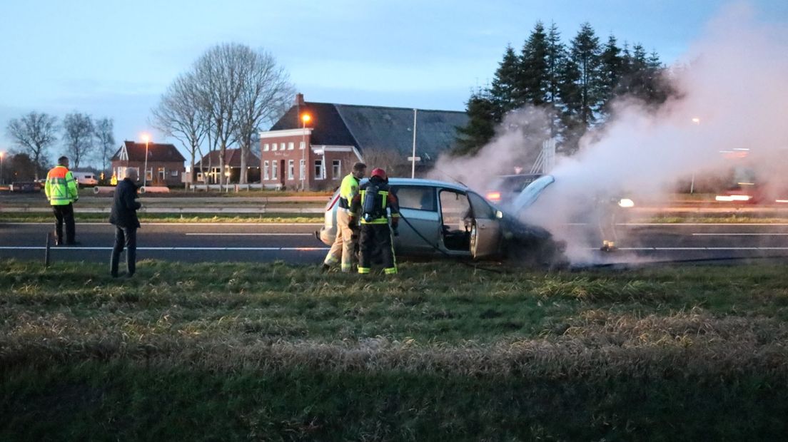 De auto wordt geblust
