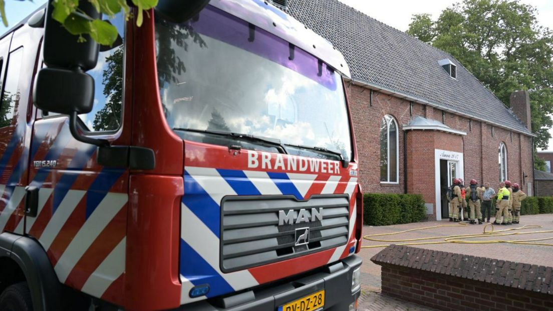 Brandweer na de orgelbrand in de kerk die nu wordt gebruikt als kantoor