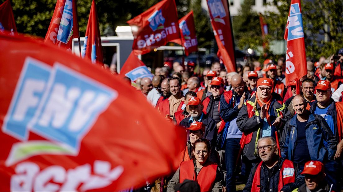 FNV dreigt met nieuwe acties streekvervoer - Omroep West