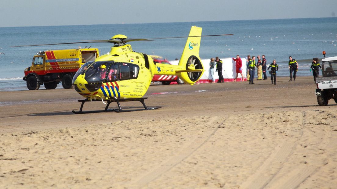 Er landde ook een traumahelikopter op het strand