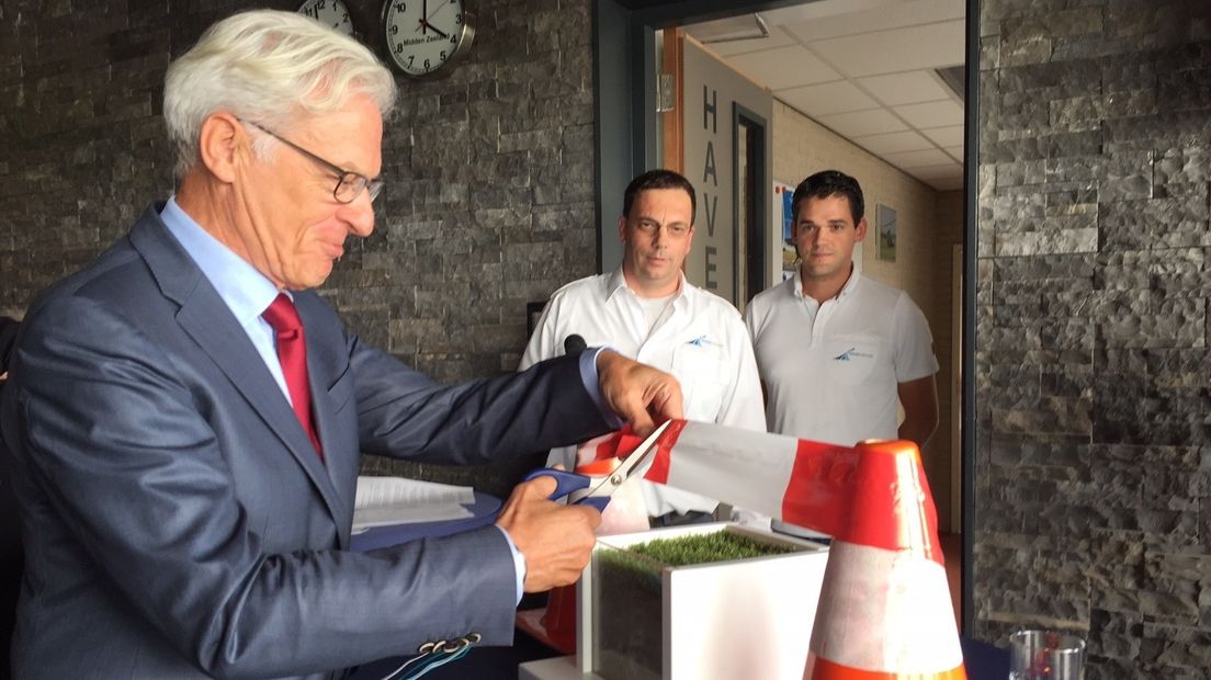 Ben de Reu opent verharde landingsbaan Vliegeveld Midden-Zeeland