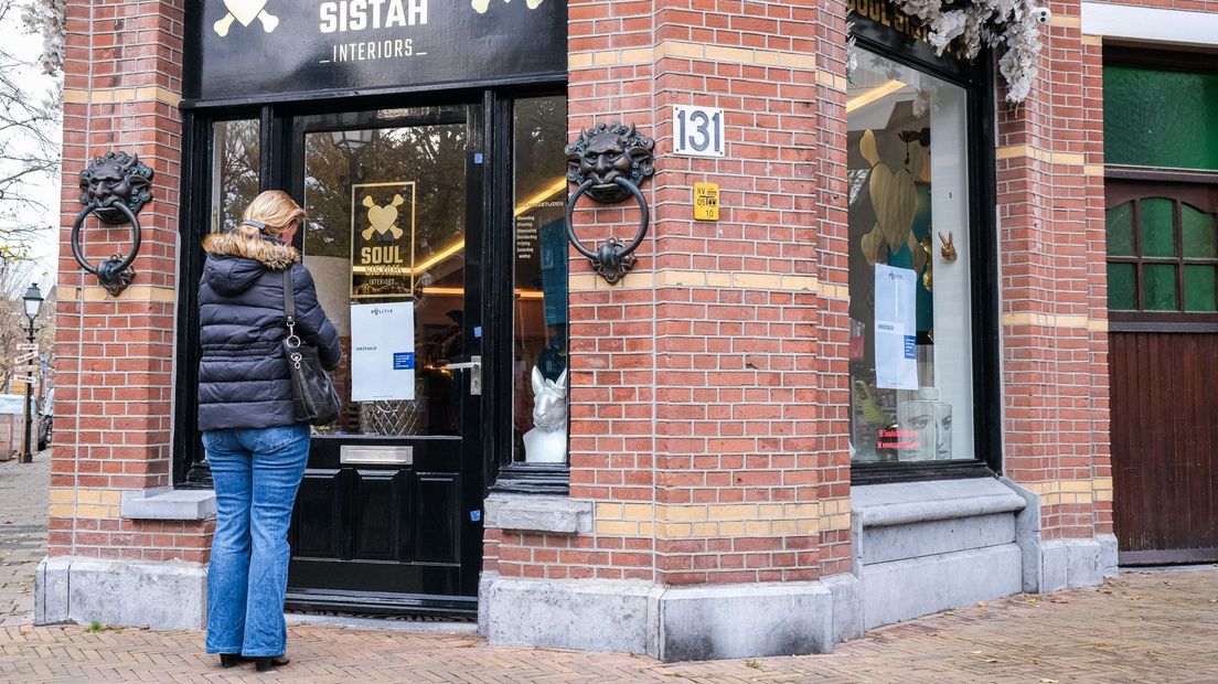 Voorbijganger bekijkt de etalage