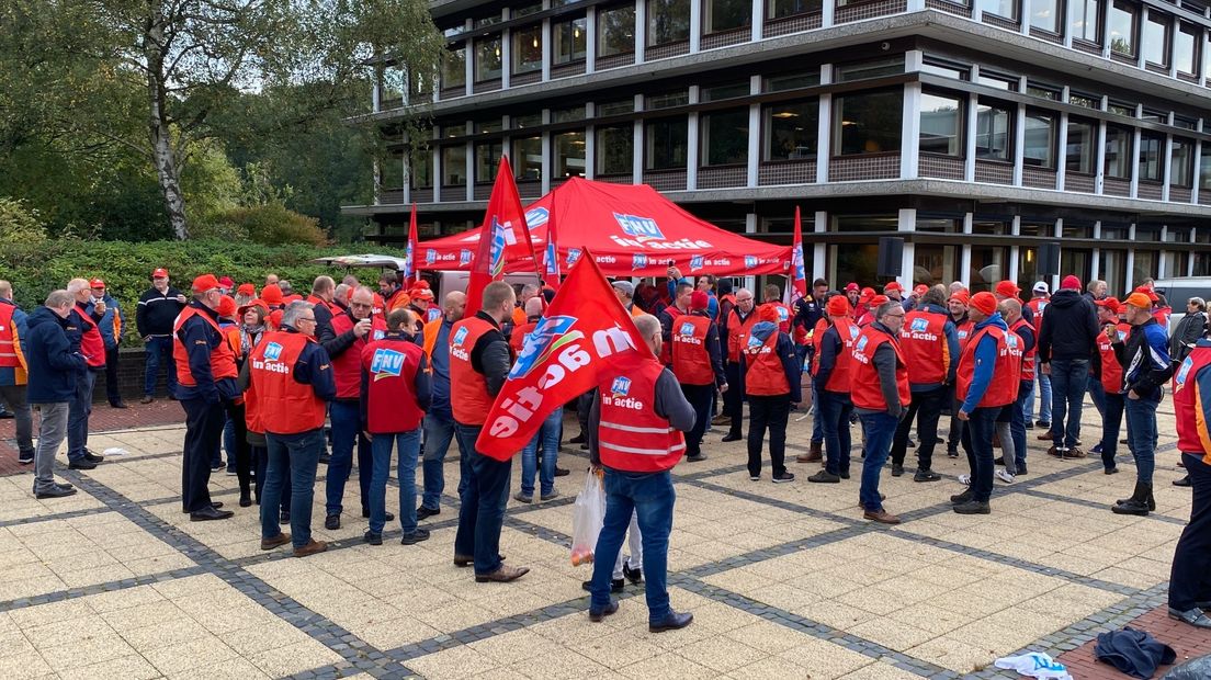 Stakende chauffeurs voor het provinciehuis in Assen