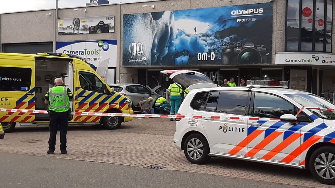 Een medewerker van de camerawinkel aan de Paramariboweg in Apeldoorn is maandagmiddag in de boeien geslagen door een van de overvallers. Dat vertelt winkeleigenaar Niels Lubbers aan Omroep Gelderland.