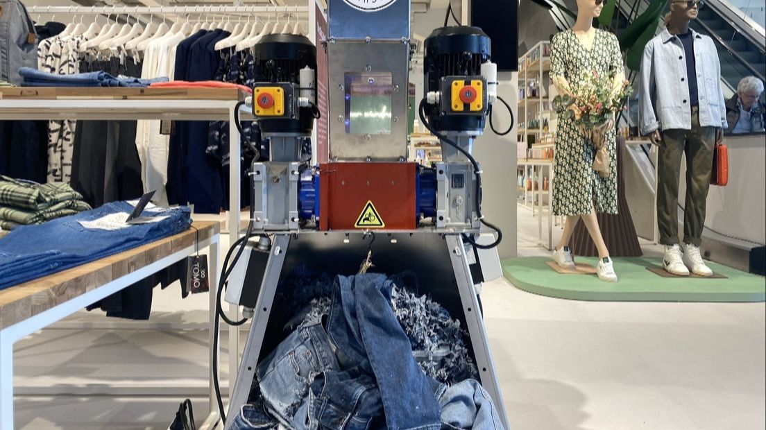 De machine die jeans recyclet