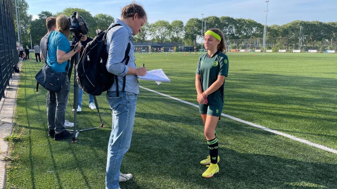 De 14-jarige Sofie praat na over haar eerste training bij de FC met de aanwezige media