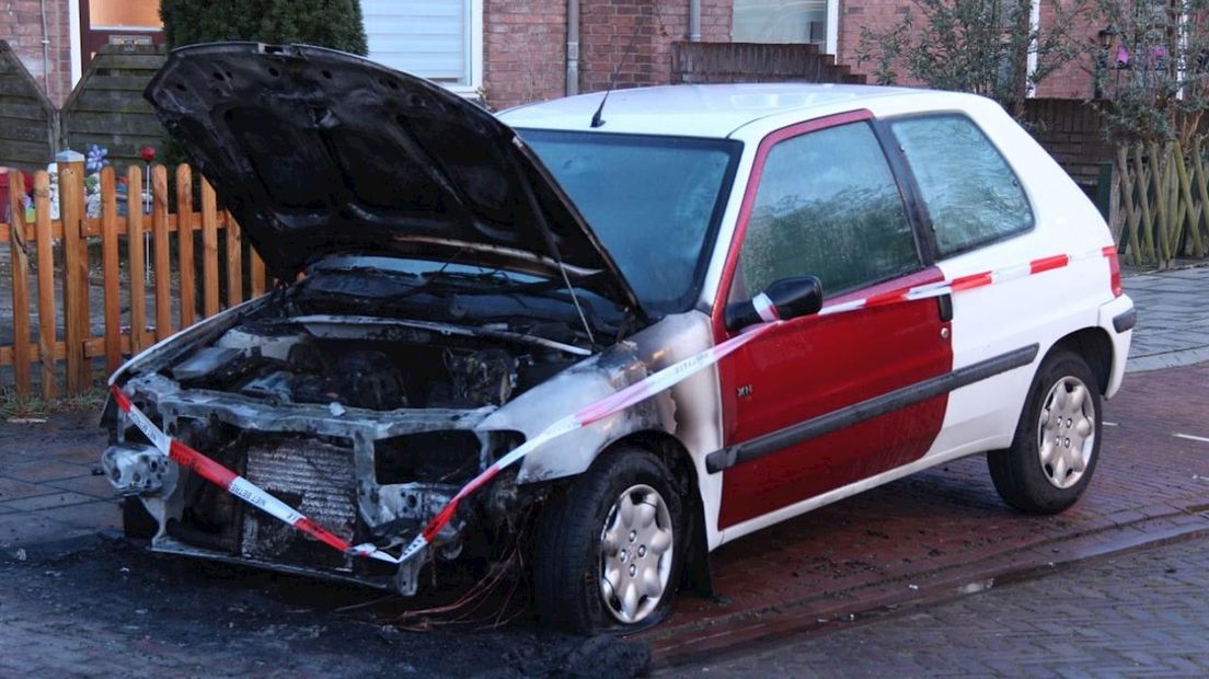 Auto gaat in vlammen op in Deventer, politie vermoedt brandstichting