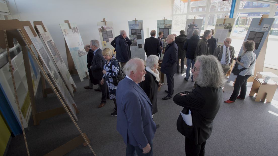 De eerste bezoekers bekijken een deel van de expositie (Rechten: RTV Drenthe/Robbert Oosting)