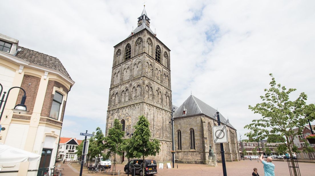 De katholieke Sint Plechelmusbasiliek in Oldenzaal