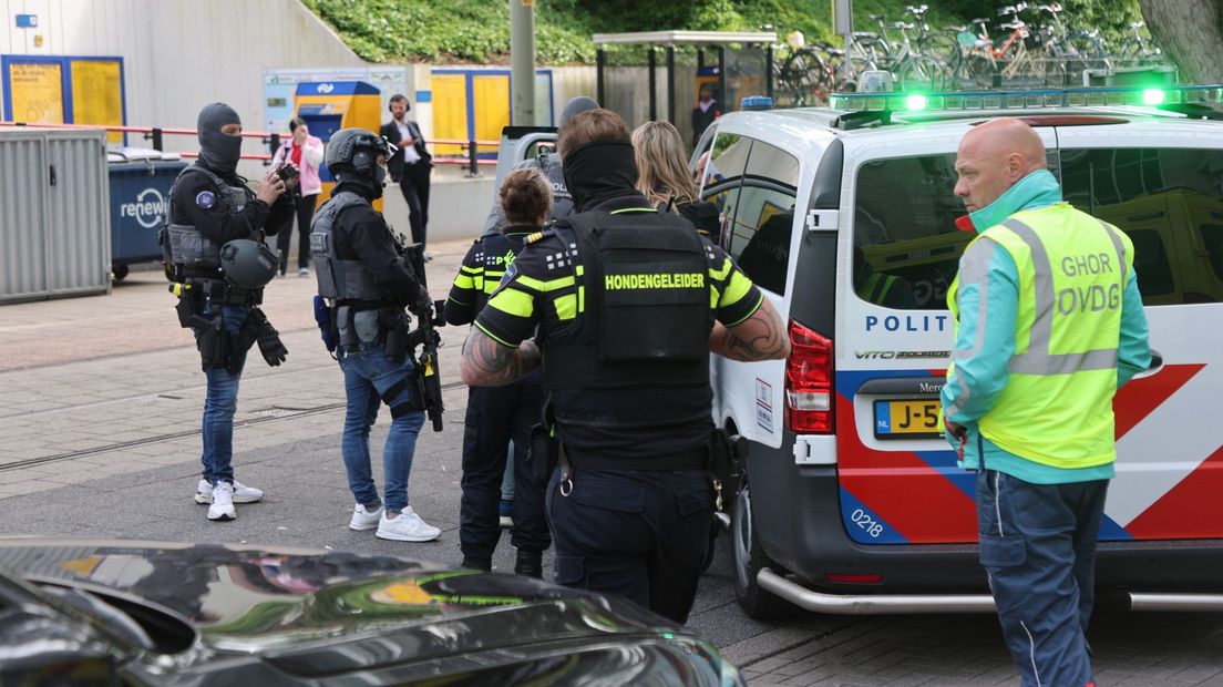 De politie bij station Laan van NOI