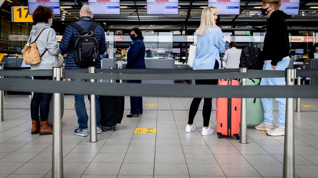Toeristen op Schiphol