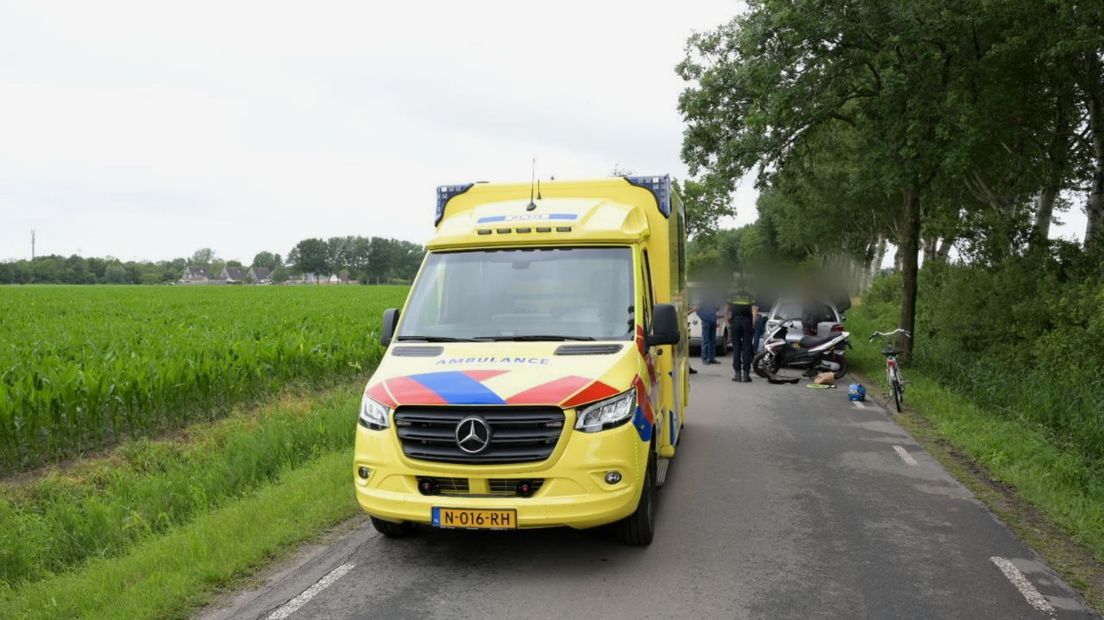 Een ambulance ter plaatse bij de botsing in Spijk