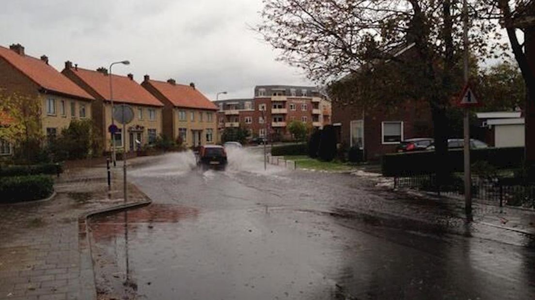 Straat blank door regenval in Oldenzaal